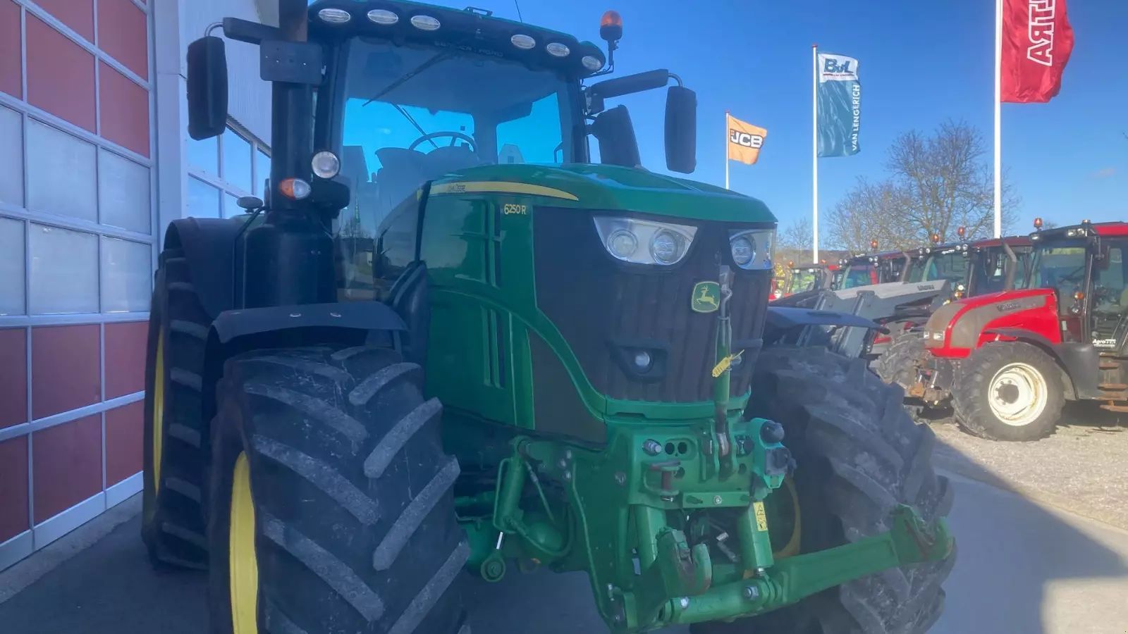 John Deere 6250 R Tractor €99,952