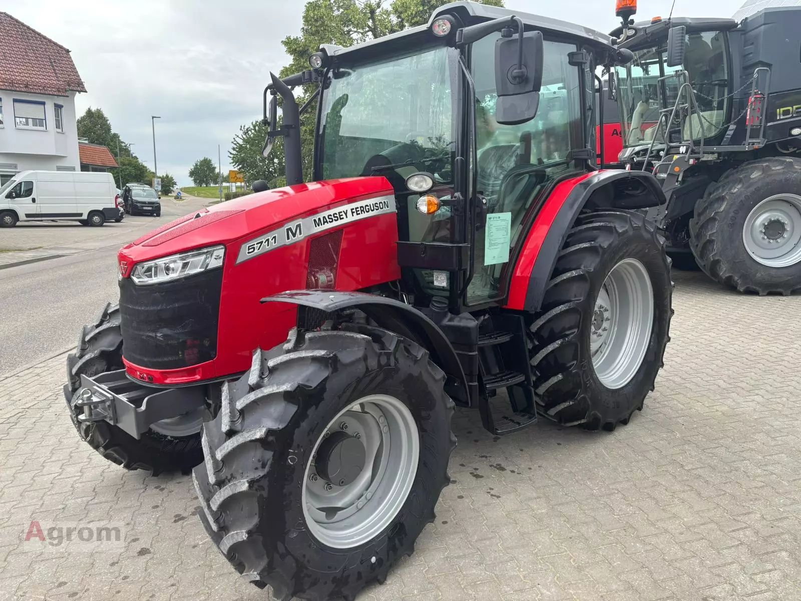 Massey Ferguson 5711 M Trattore