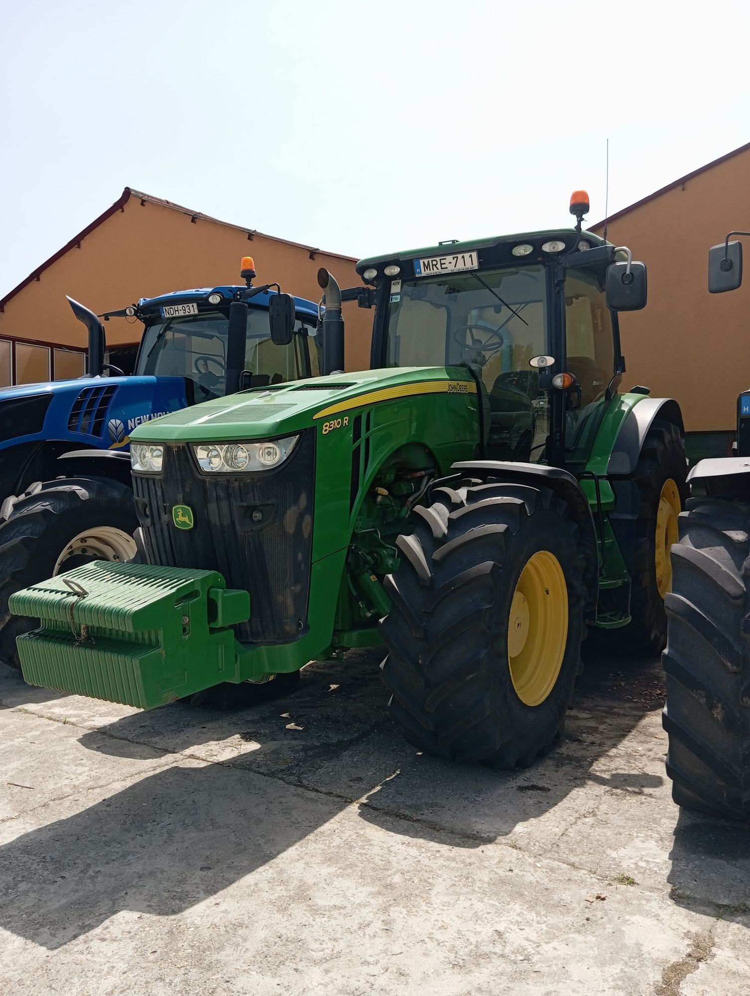 E-FARM: John Deere 8310 R - Trattore - id YUD68WA - 139.000 € - Anno di costruzione: 2014 - Ore: 6.100,Potenza del motore: 348,Germania