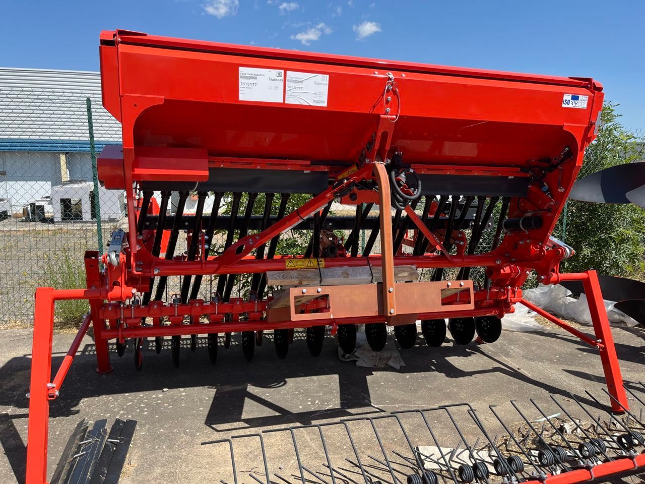 E-FARM: Kuhn Sitera 320-24 E - Taladro - id J3KGQHG - 15.500 € - Año: 2023 - Francia