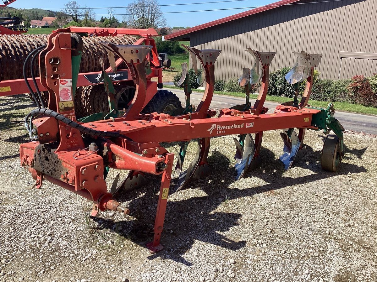 E-FARM: Kverneland em 85 - Pluh - id 3CLM2YA - 8 800 € - Rok výroby: 2010 - Francie