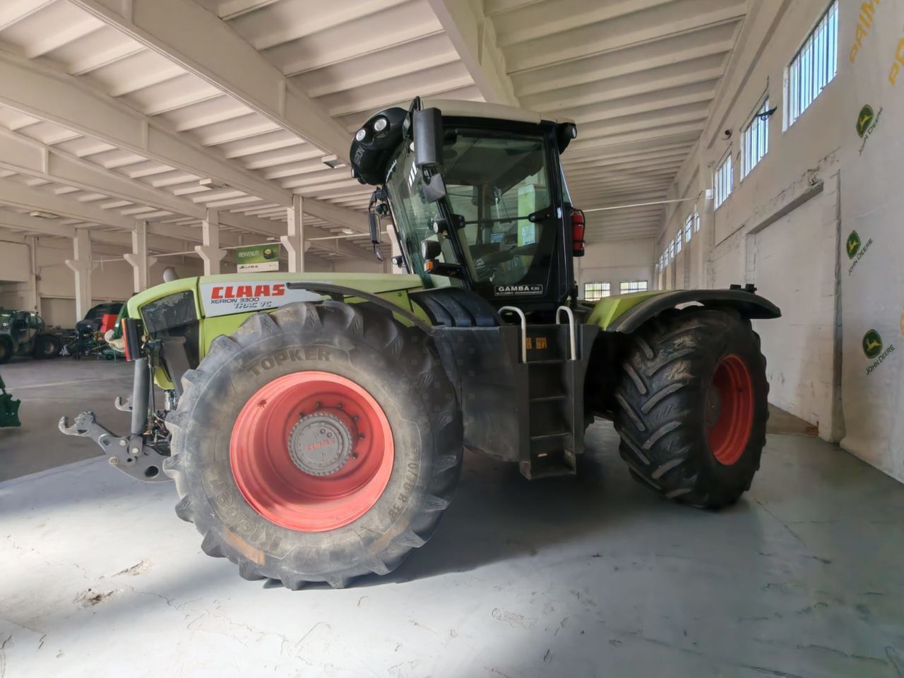E-FARM: Claas Xerion 3300 - Tracteur - id DF9VYIH - 60 000 € - Année: 2010 - Lecture du nombre d'heure: 8 200,Puissance du moteur (chevaux): 300,Italie