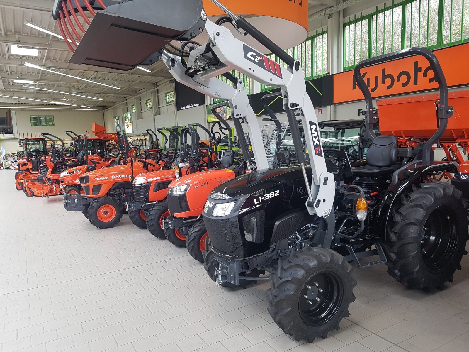 Kubota L1-382 tractor €28,800