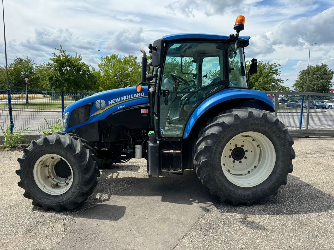 E-FARM: New Holland T4.95 - Tractor - id AWFYRNZ - 36.000 € - Año: 2016 - Horas: 4322,Potencia del motor: 95,Italia