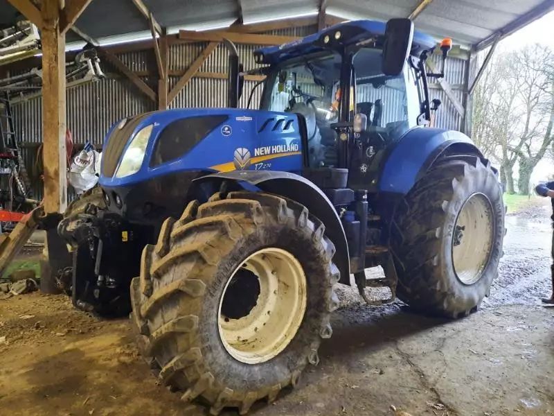 E-FARM: New Holland T7.270 - Tractor - id XFJMFDM - €75,000 - Year of construction: 2015 - Engine hours: 5,207,Engine power (HP): 250,France