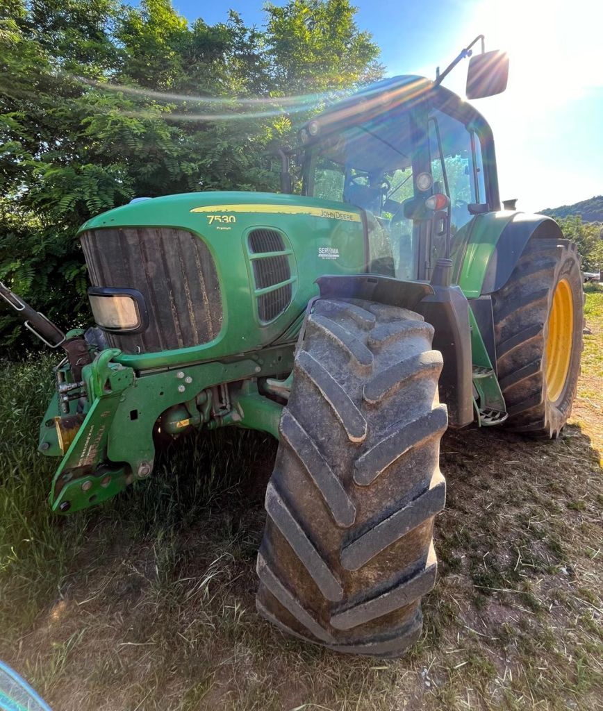 E-FARM: John Deere 7530 Premium - Tractor - id LEZ9CJS - €59,990 - Year of construction: 2011 - Engine hours: 6,200,Engine power (HP): 185,France
