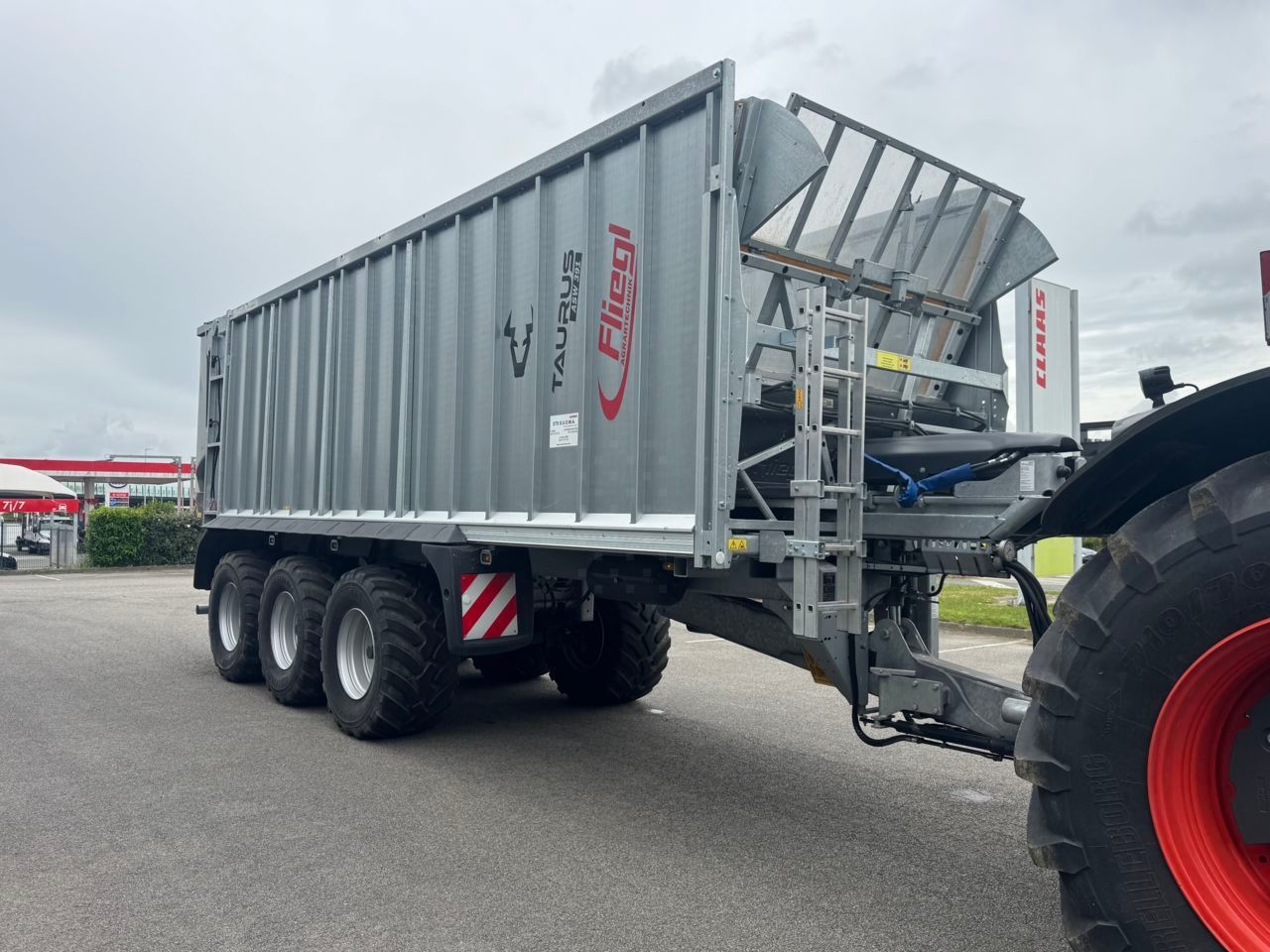 E-FARM: Fliegl gigant asw 391 taurus fox tridem - Basculantă - id QGMLYNR - 82.500 EUR - Anul: 2023 - Franța