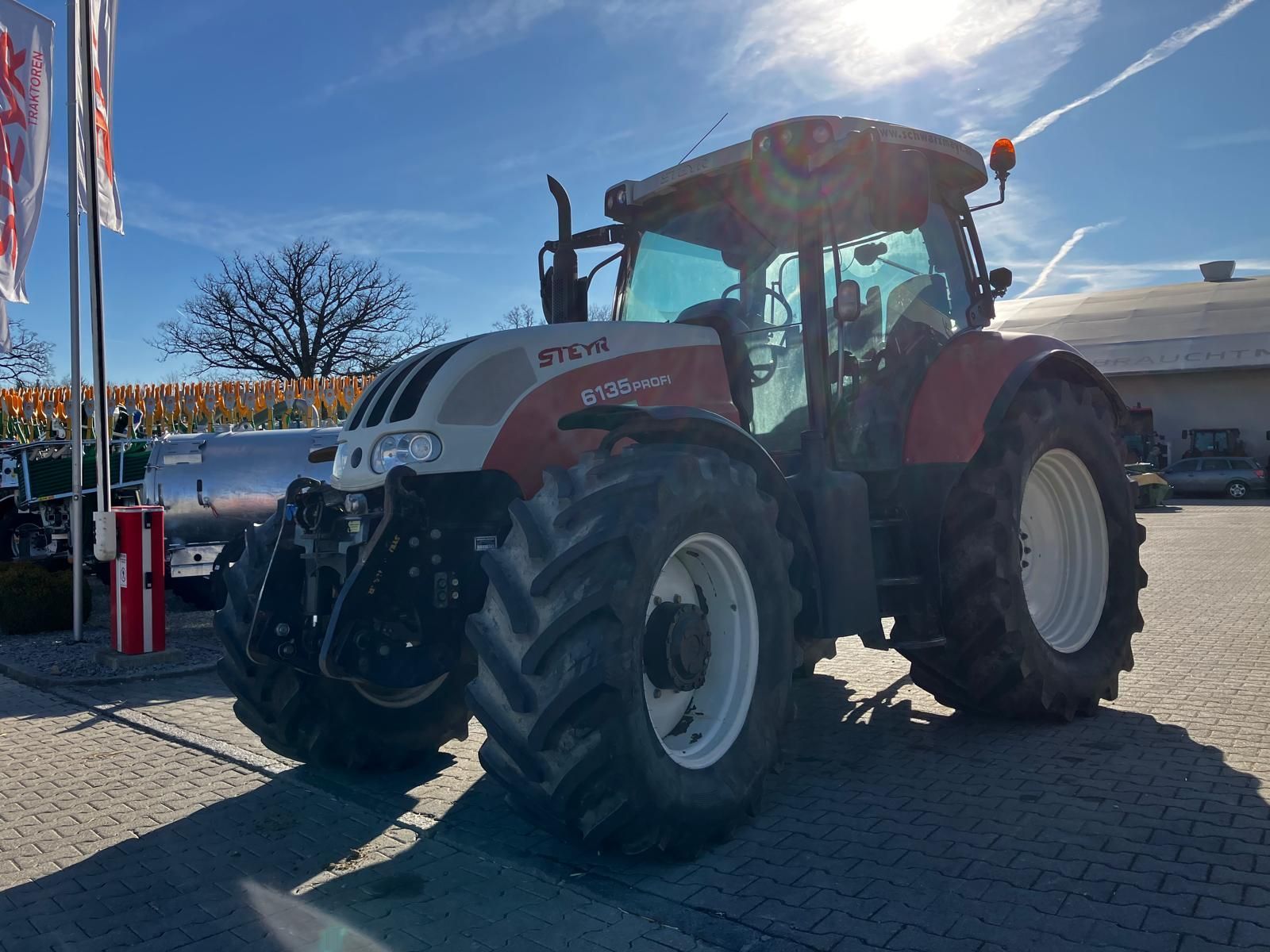E-FARM: Steyr 6135 Profi - Traktor - id HQVT6XF - 41.584 € - Baujahr: 2006 - Abgelesene Motorstunden: 10.028,Motorleistung (PS): 162,Österreich