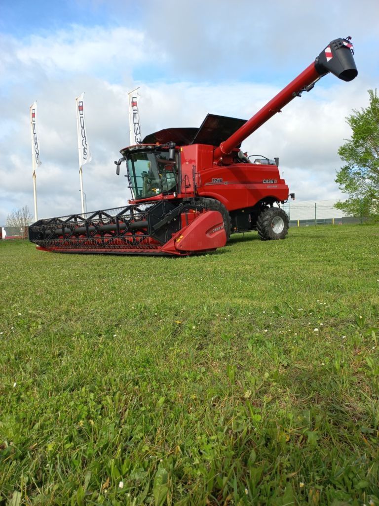 E-FARM: Case IH 7250 harvest command - Combine harvester - id EUIP6UK - Year of construction: 2024 - Engine hours: 700,Engine power (HP): 498,France