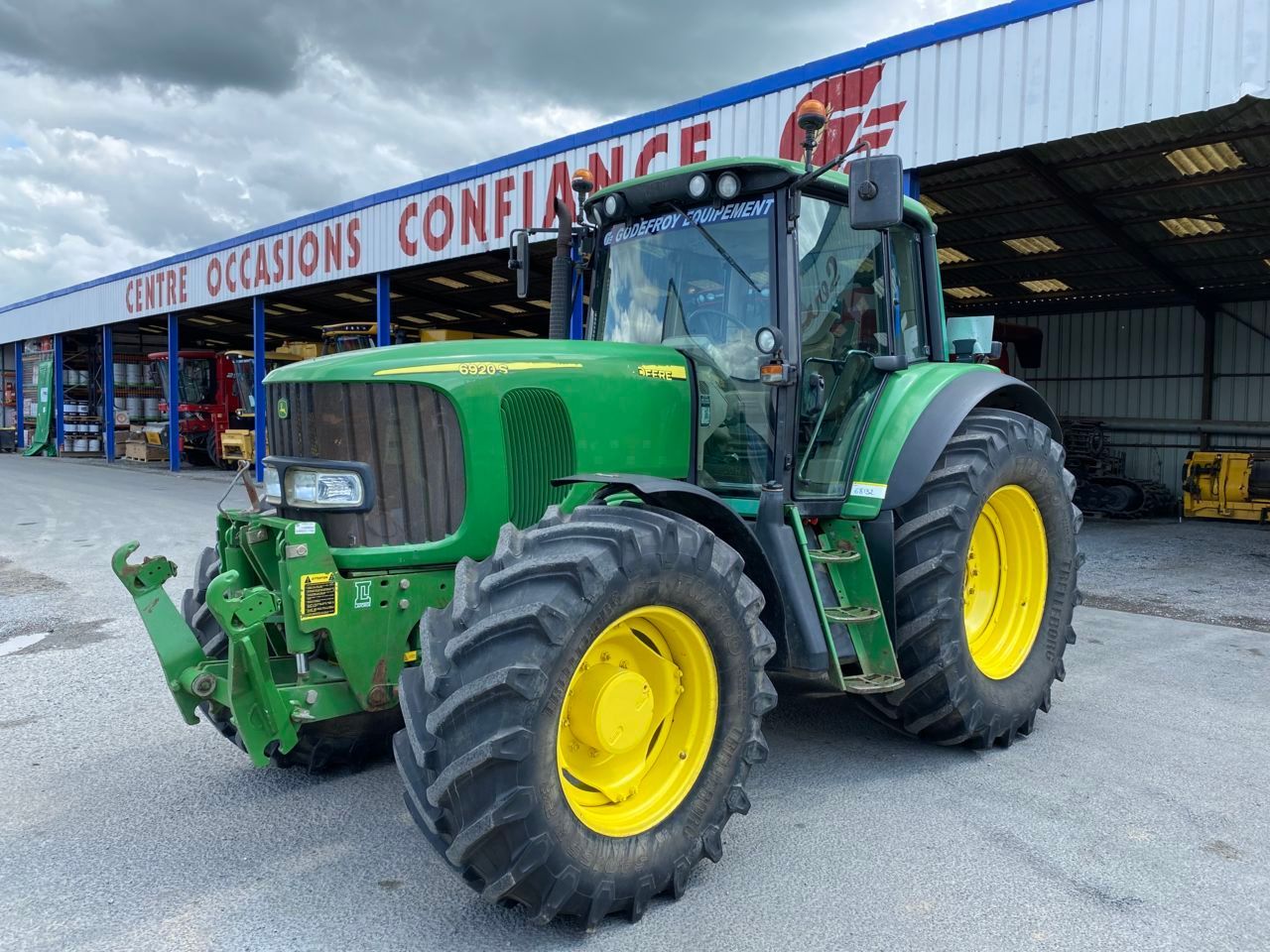 E-FARM: John Deere 6920S Premium - Tractor - id UXGCMXE - Año: 2004 - Horas: 8606,Potencia del motor: 160,Francia