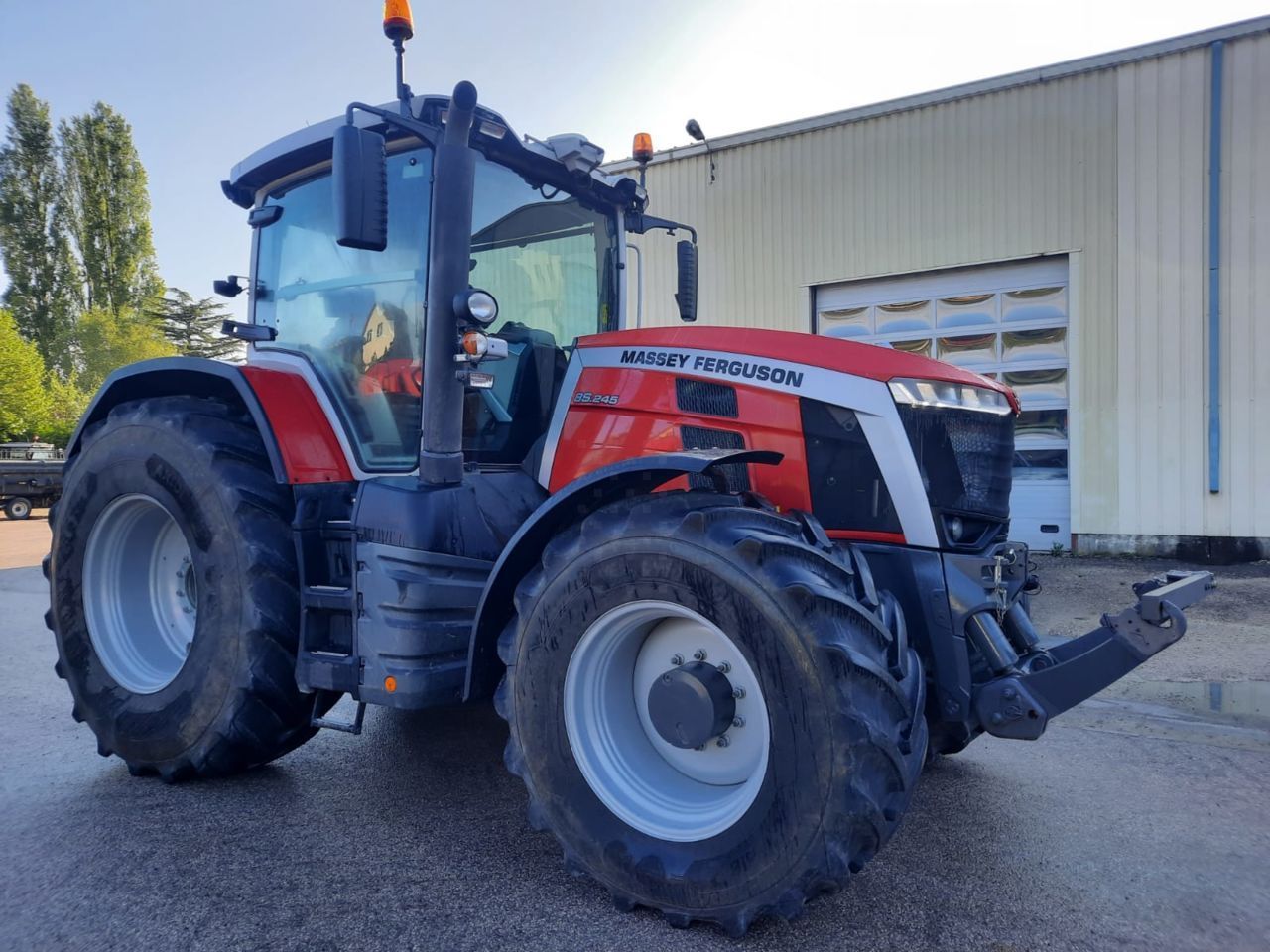 E-FARM: Massey Ferguson 8S.245 - Tractor - id QIUXJYE - €133,000 - Year of construction: 2022 - Engine hours: 1,500,Engine power (HP): 245,France