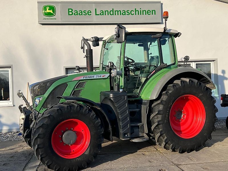 E-FARM: Fendt 714 Vario ProfiPlus - Traktor - id IFQJWDX - 72.500 € - Baujahr: 2014 - Abgelesene Motorstunden: 7.592,Motorleistung (PS): 144,Deutschland