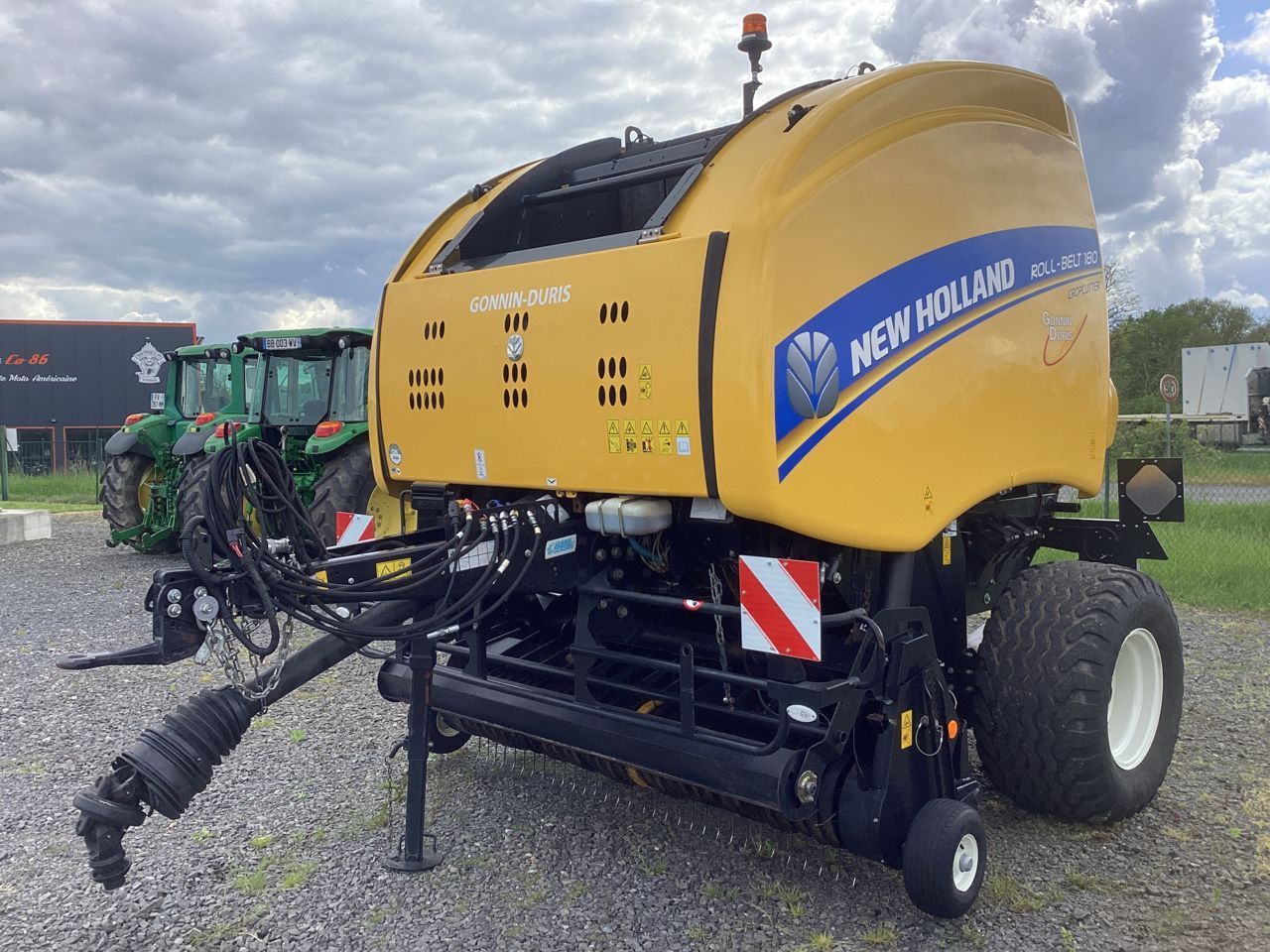 E-FARM: New Holland Roll-Belt 180 Cropcutter - Balownica - id KGECLEB - 34 800 € - Rok produkcji: 2022 - Wyprodukowane bele: 14 673,Francja
