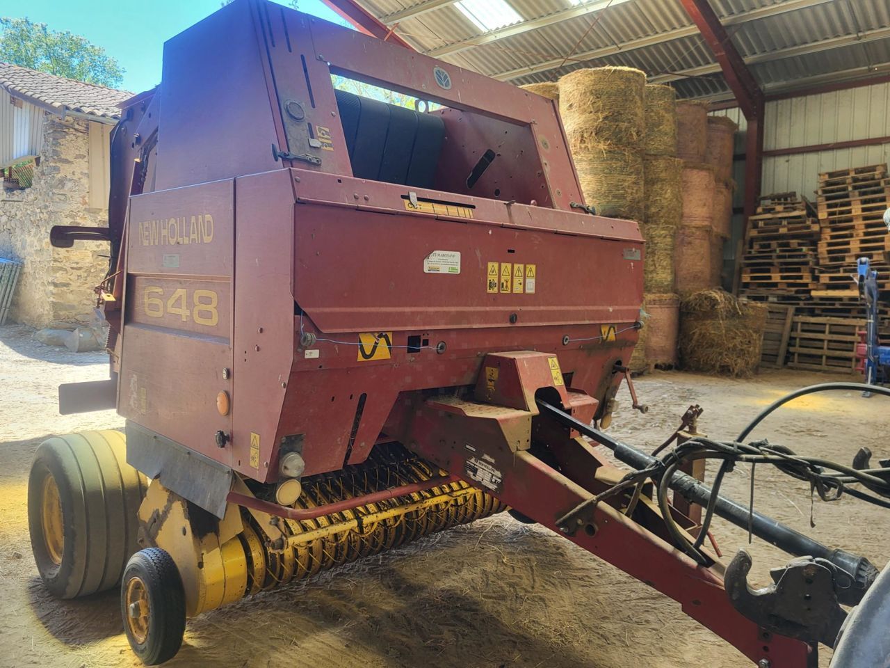 E-FARM: New Holland 648 Bale Command - Empacadora - id IAVZN9J - 5500 € - Año: 2002 - Las balas producidas: 16.618,Francia