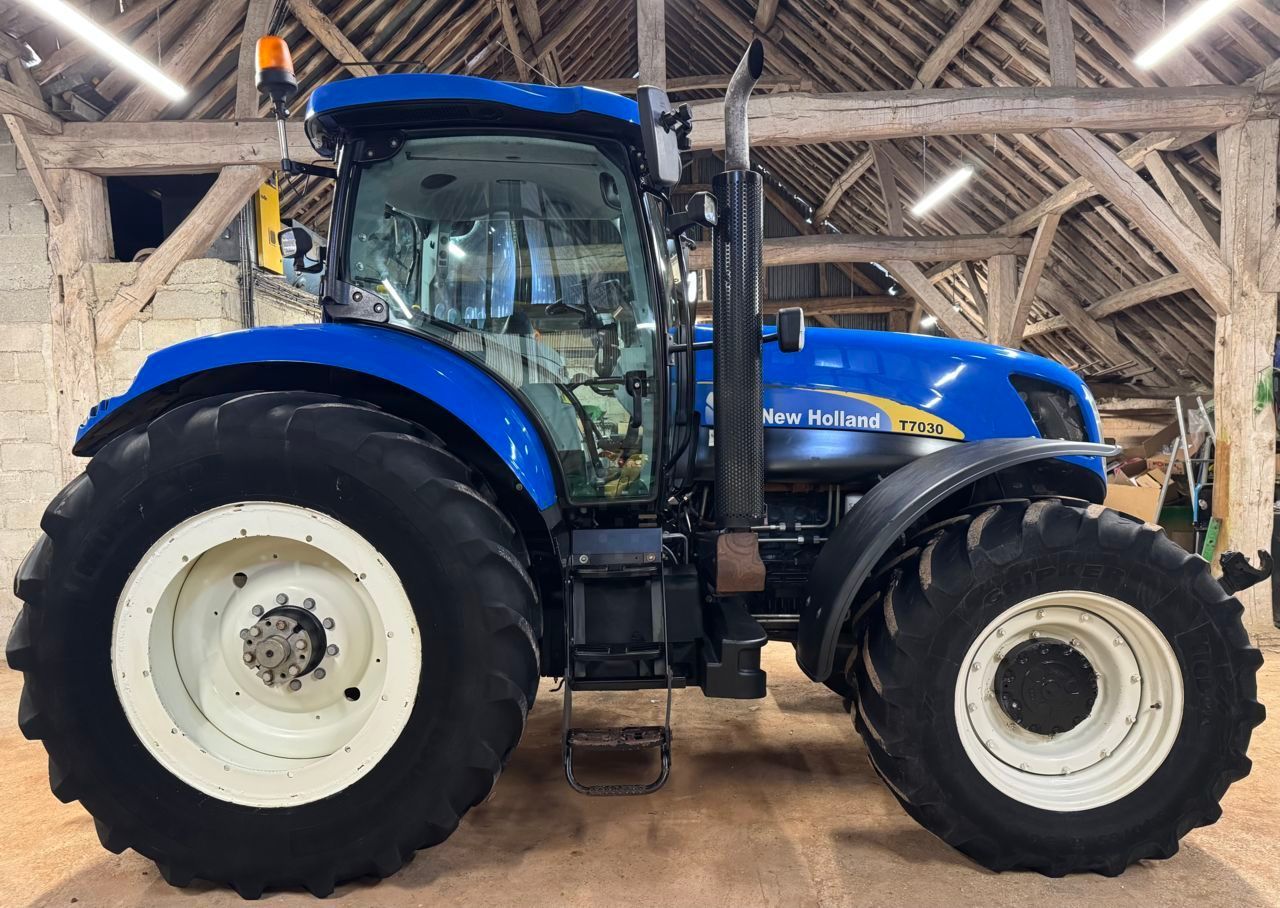 New Holland T 7030 Трактор 49 500 €