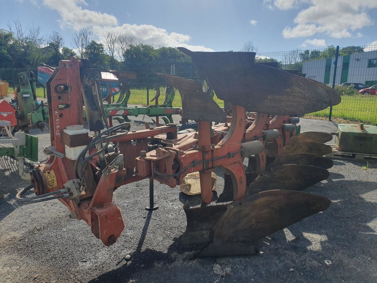 E-FARM: GREGOIRE BESSON ry 47 - Pług - id HLDXWCA - 6000 € - Rok produkcji: 2004 - Francja