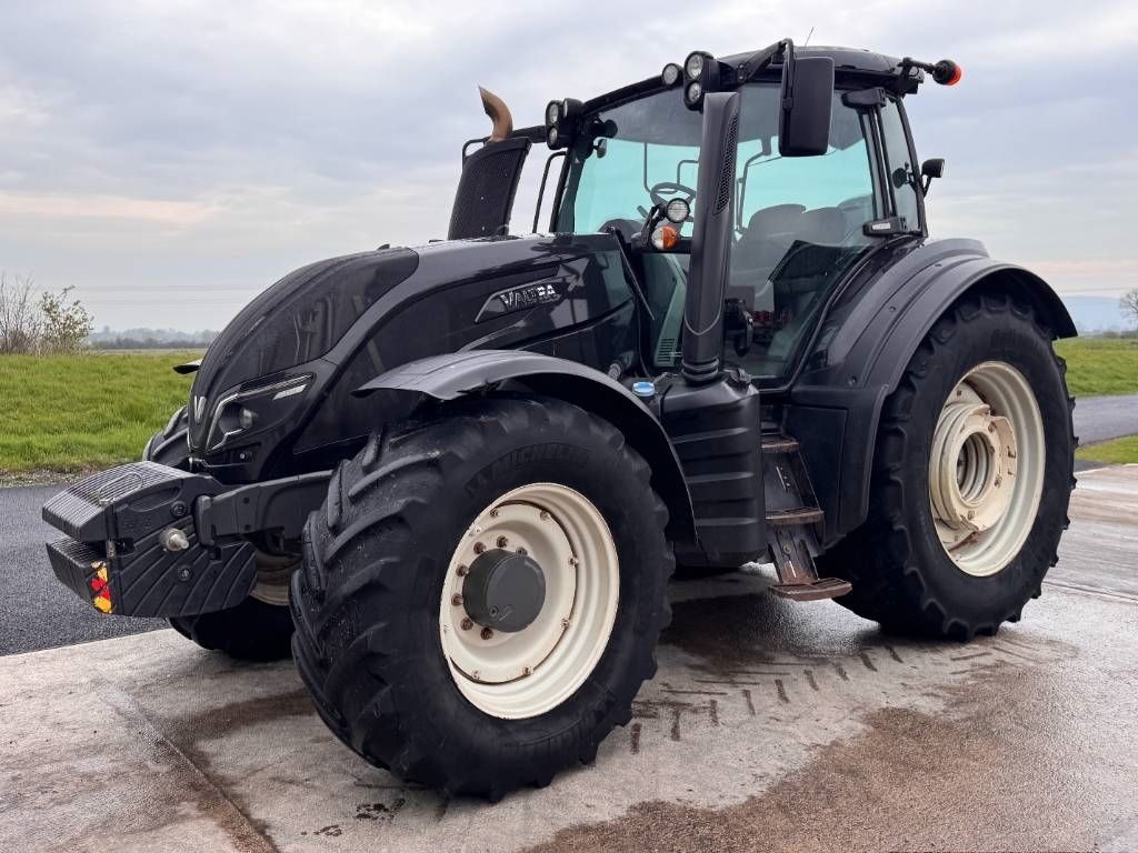 E-FARM: Valtra T174e - Tracteur - id AR9GVRQ - 55 875 € - Année: 2017 - Lecture du nombre d'heure: 5 652,Puissance du moteur (chevaux): 175,Royaume-Uni