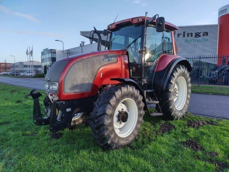 E-FARM: Valtra M130 - Tracteur - id W7IXTAJ - 31 500 € - Année: 2004 - Lecture du nombre d'heure: 8 070,Puissance du moteur (chevaux): 135,Pays-Bas