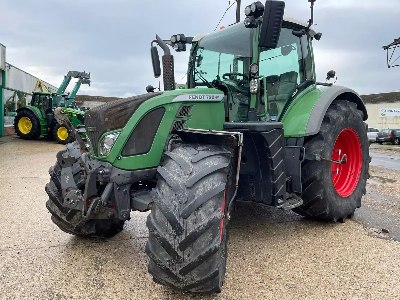 E-FARM: Fendt 722 Vario - Tractor - id EAHMP8G - €105,000 - Year of construction: 2015 - Engine hours: 5,900,Engine power (HP): 220,France