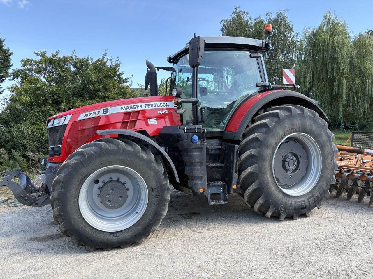 E-FARM: Massey Ferguson 8727S Dyna-VT - Tractor - id SDYFEY9 - €140,000 - Year of construction: 2020 - Engine hours: 2,500,Engine power (HP): 270,France