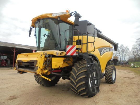 E-FARM: New Holland CX 860 N - Combine harvester - id BIZKDAL - €81,000 - Year of construction: 2004 - Engine hours: 5,637,France