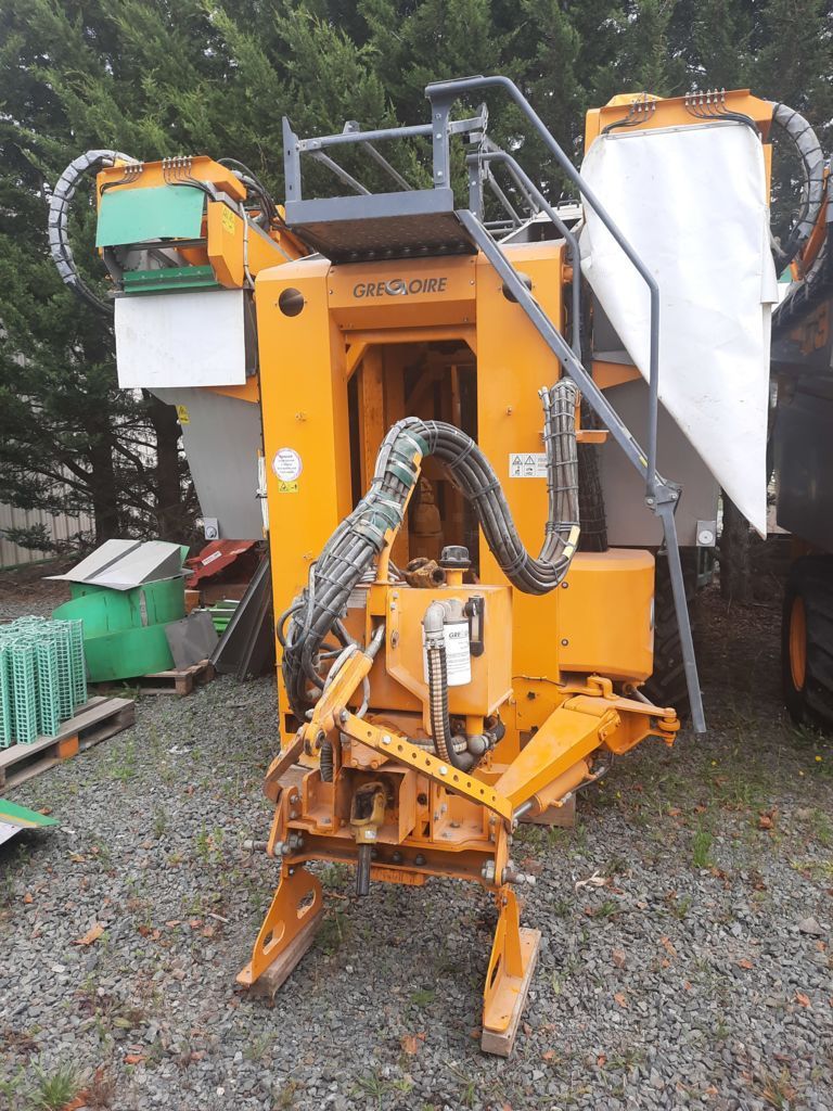 E-FARM: GREGOIRE BESSON g3.220 - Cosechadora de uvas - id NBNS7WI - 68.000 € - Año: 2018 - Francia