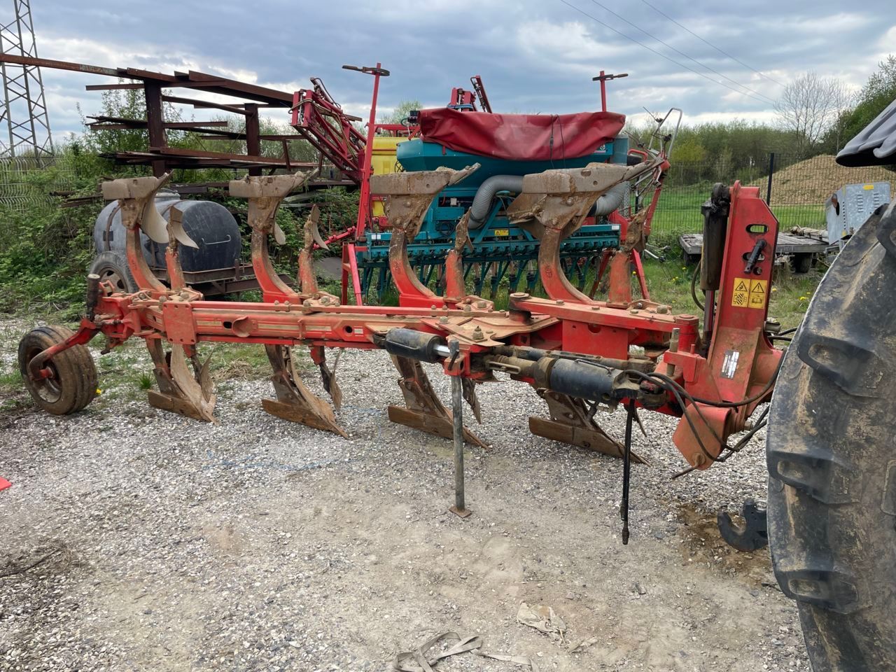 E-FARM: GREGOIRE BESSON rwb47 - Pług - id 8TWE7SX - 7500 € - Rok produkcji: 2012 - Francja