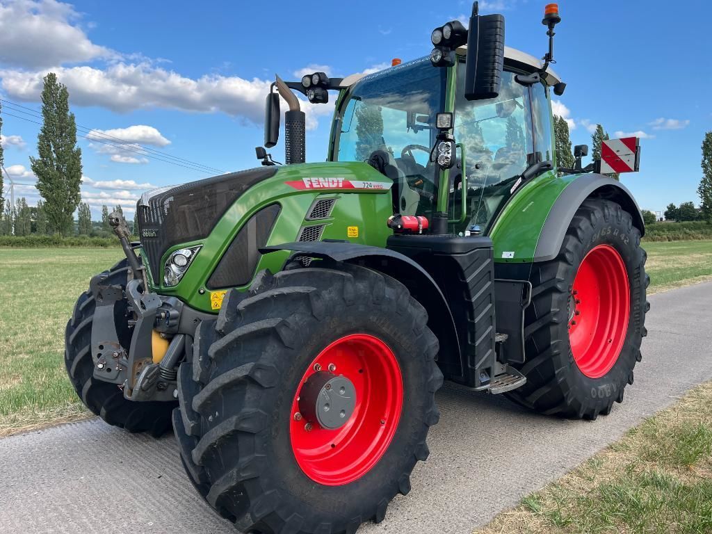 E-FARM: Fendt 724 Vario - Tractor - id UYER97K - €141,972 - Year of construction: 2022 - Engine hours: 4,495,United Kingdom