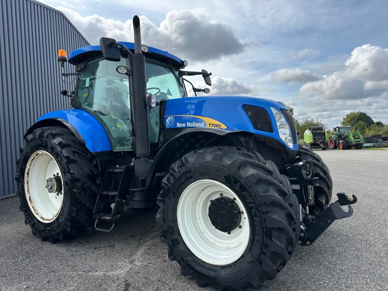 E-FARM: New Holland T7060 - Traktor - id SV3ZG38 - 55.000 € - Baujahr: 2011 - Abgelesene Motorstunden: 7.656,Motorleistung (PS): 213,Frankreich