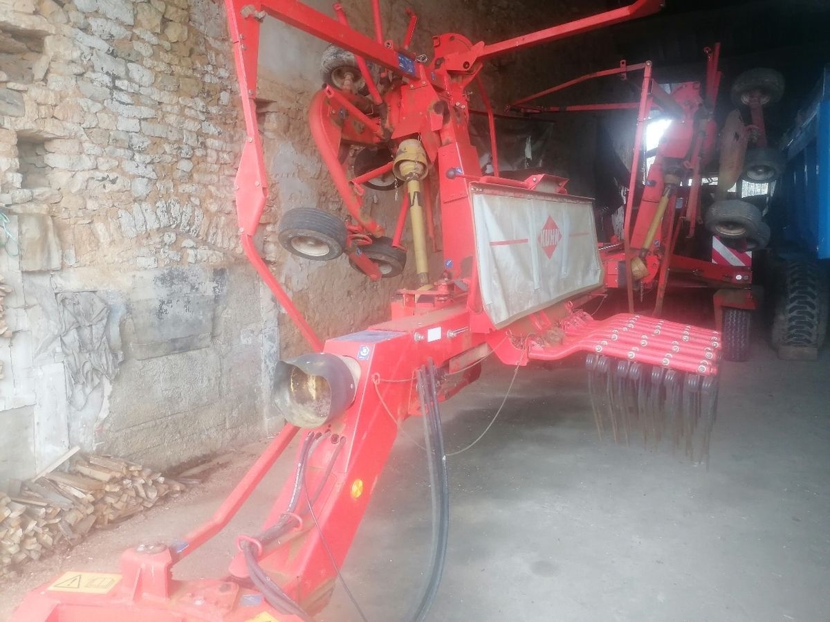 Kuhn GA 7302 DL rotaryhaymaker €7,000