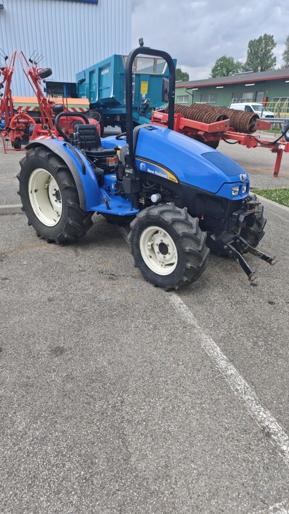 E-FARM: New Holland Boomer 50 - Traktor - id APQURRY - 18.000 € - Baujahr: 2007 - Abgelesene Motorstunden: 1.270,Motorleistung (PS): 50,Frankreich
