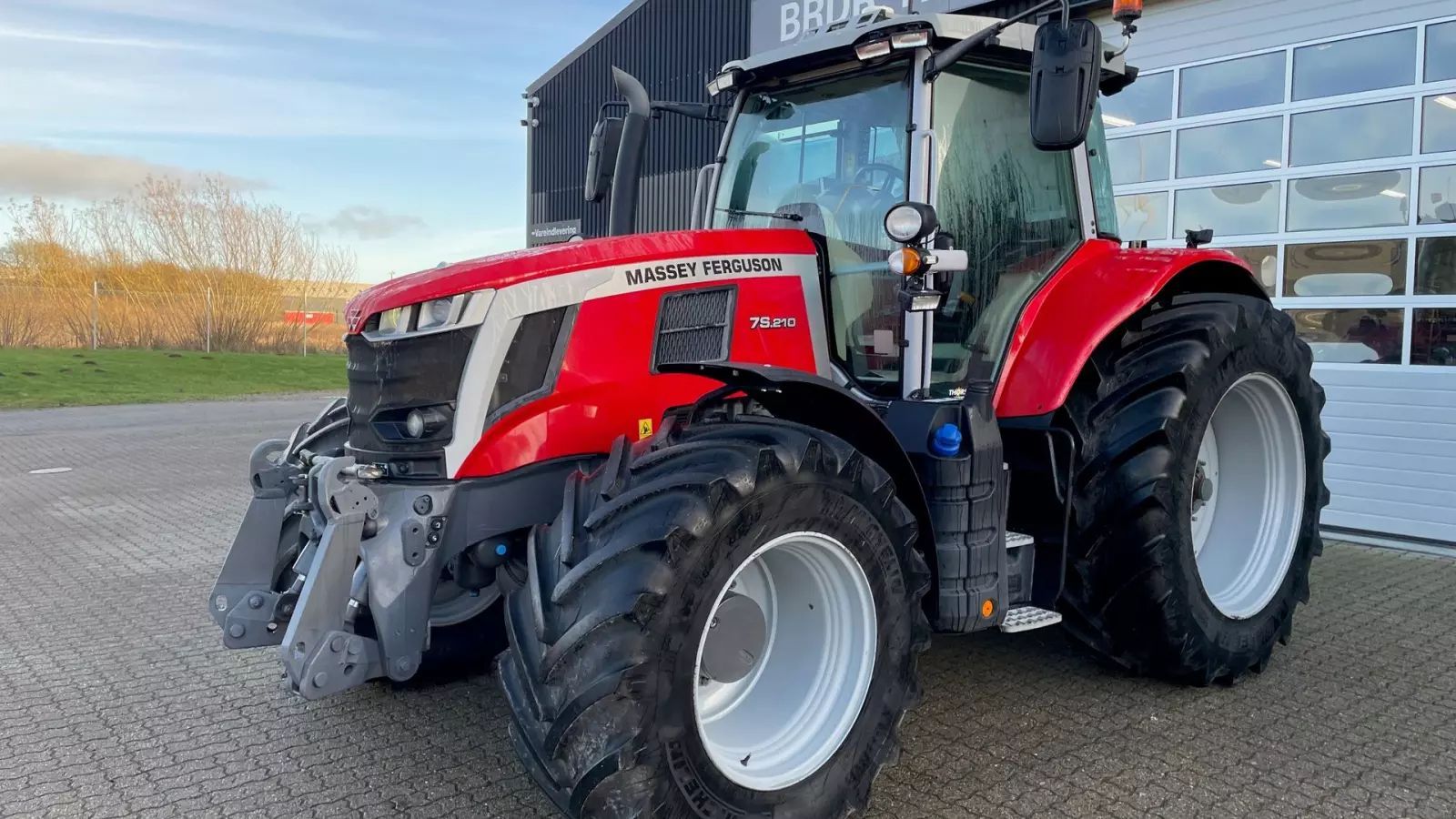 Massey Ferguson 7S.210 Tractor €133,181