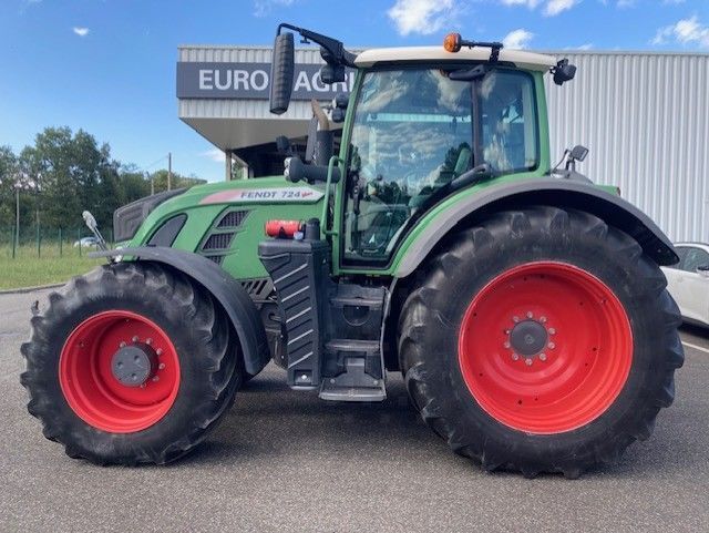 E-FARM: Fendt 724 Vario - Tractor - id VNRINVE - €96,000 - Year of construction: 2016 - Engine hours: 6,100,Engine power (HP): 240,France