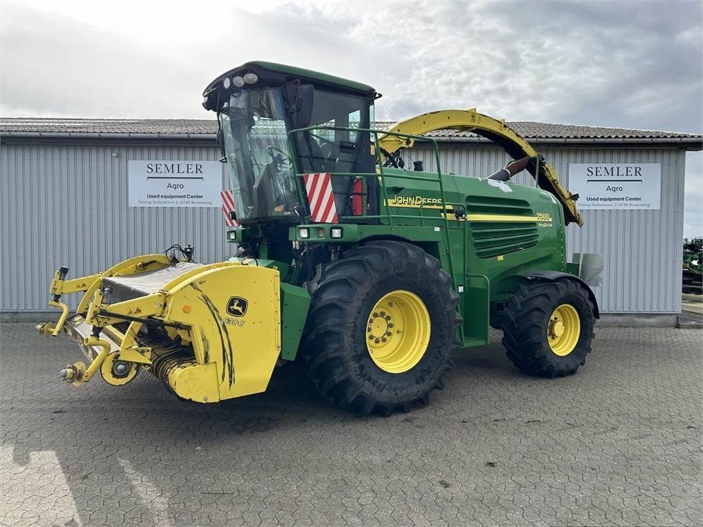 E-FARM: John Deere 7500 - Ensileuse automotrice - id 2ZYF5Q4 - 45 403 € - Année: 2007 - Lecture du nombre d'heure: 5 909,Danemark
