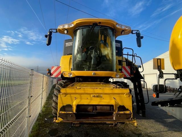 E-FARM: New Holland CR 9060 Elevation - Moissoneuse-batteuse - id YNJAKZ7 - 75 000 € - Année: 2007 - Lecture du nombre d'heure: 3 530,France