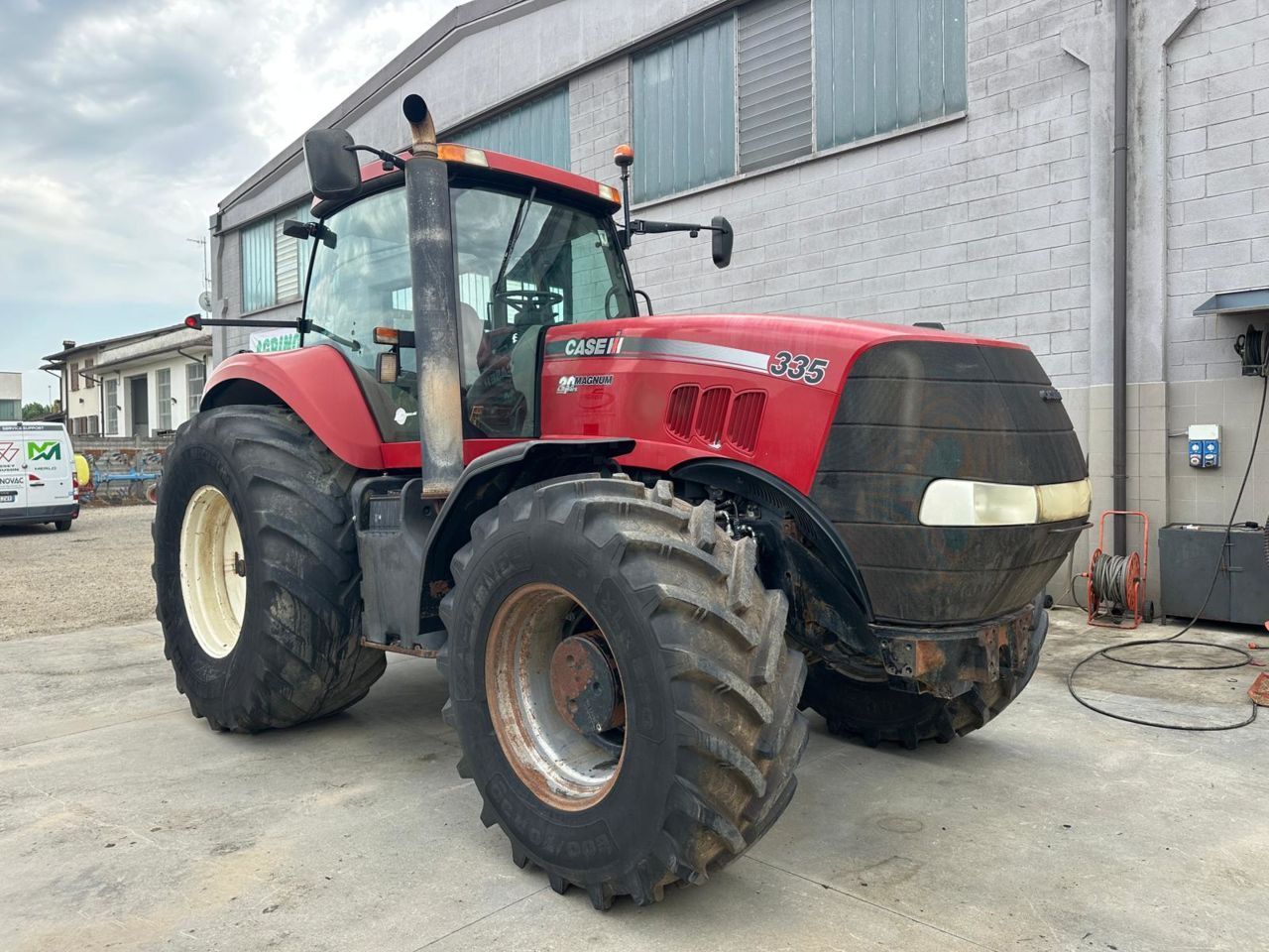 E-FARM: Case IH Magnum 335 - Tractor - id TMWJESP - 60.000 € - Año: 2010 - Horas: 8500,Potencia del motor: 335,Italia