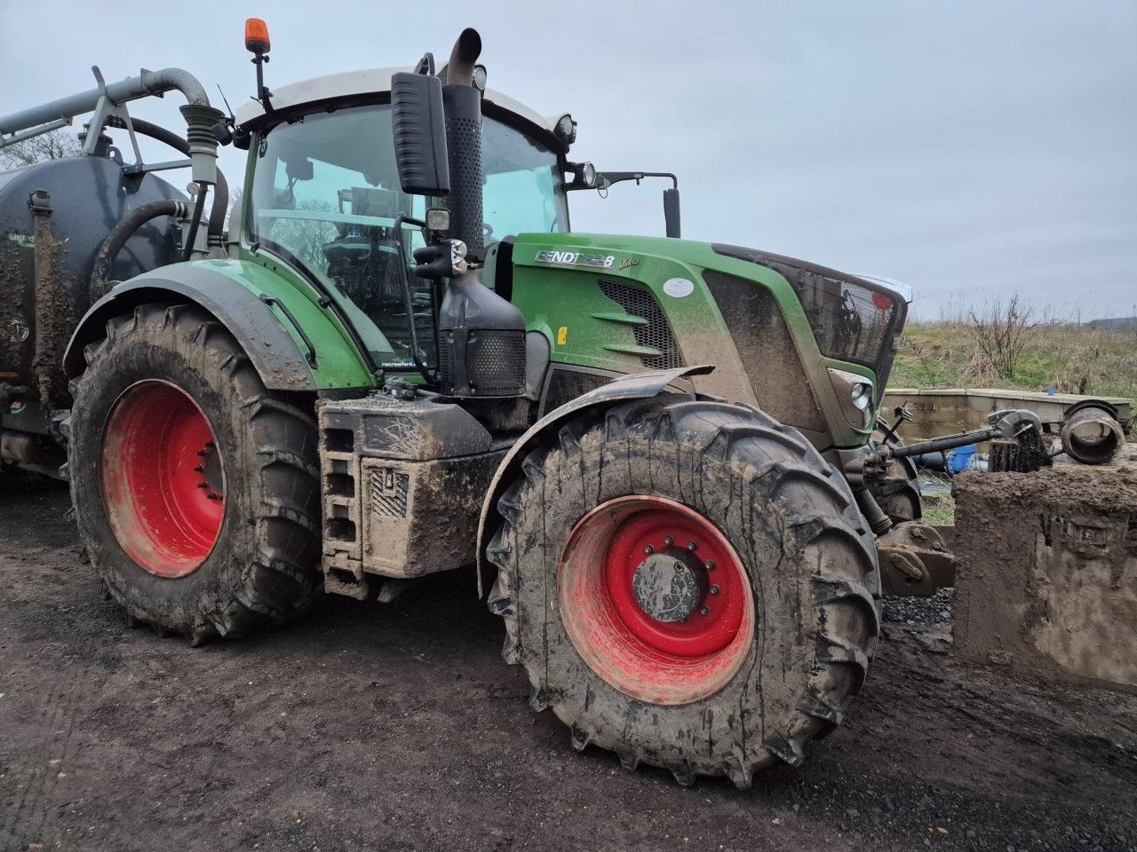 E-FARM: Fendt 828 Vario - Трактор - id A1BEN9D - 89 772 € - Год выпуска: 2017 - Отработанные часы: 9 900,Мощьность двигателя: 260,Великобритания