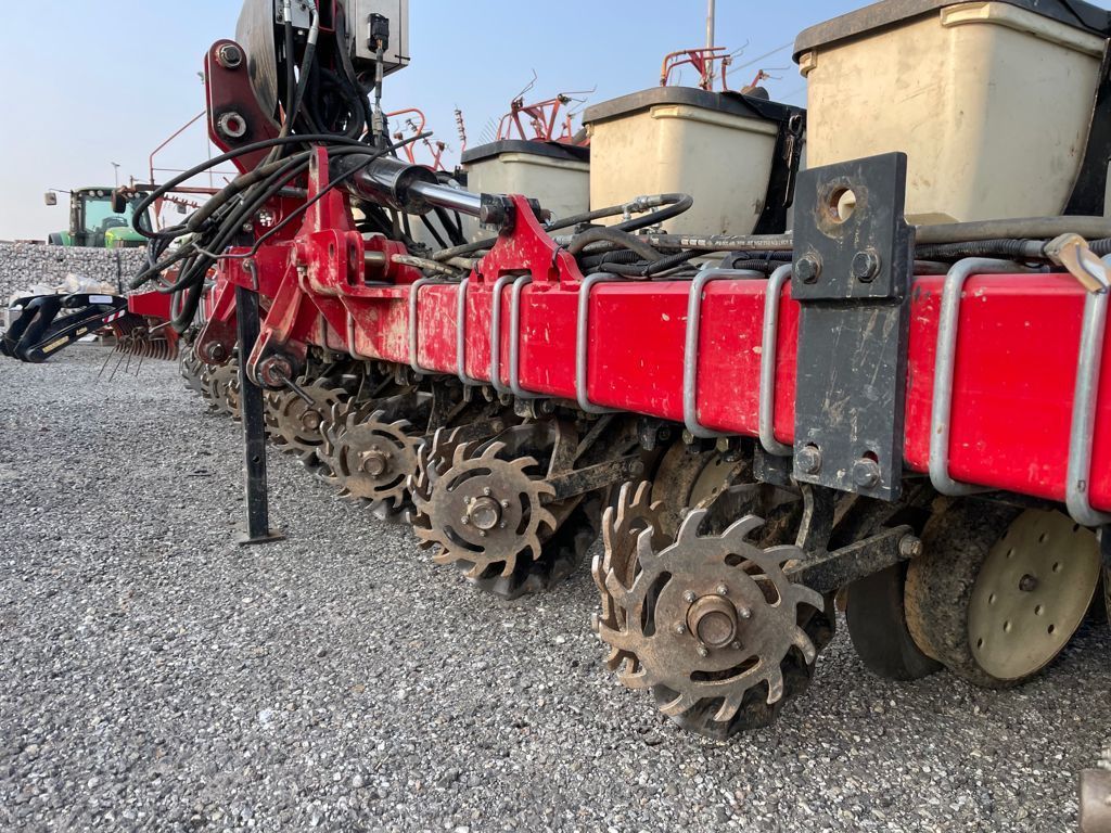 E-FARM: Kinze 8 file - Einzelkornsämaschine - id SNYLUWD - 20.000 € - Baujahr: 2008 - Italien