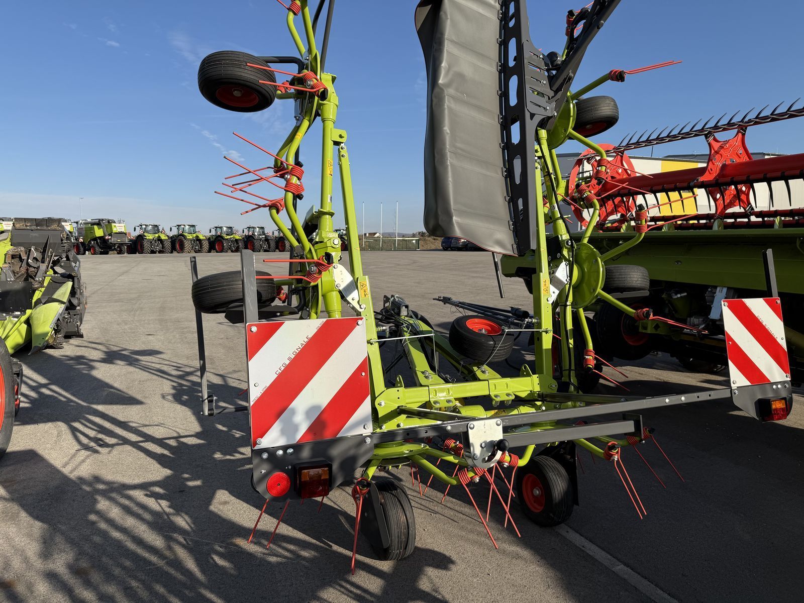 E-FARM: Claas Volto 65 - Faneuse - id YHR3UEJ - 12 300 € - Année: 2023 - Autriche