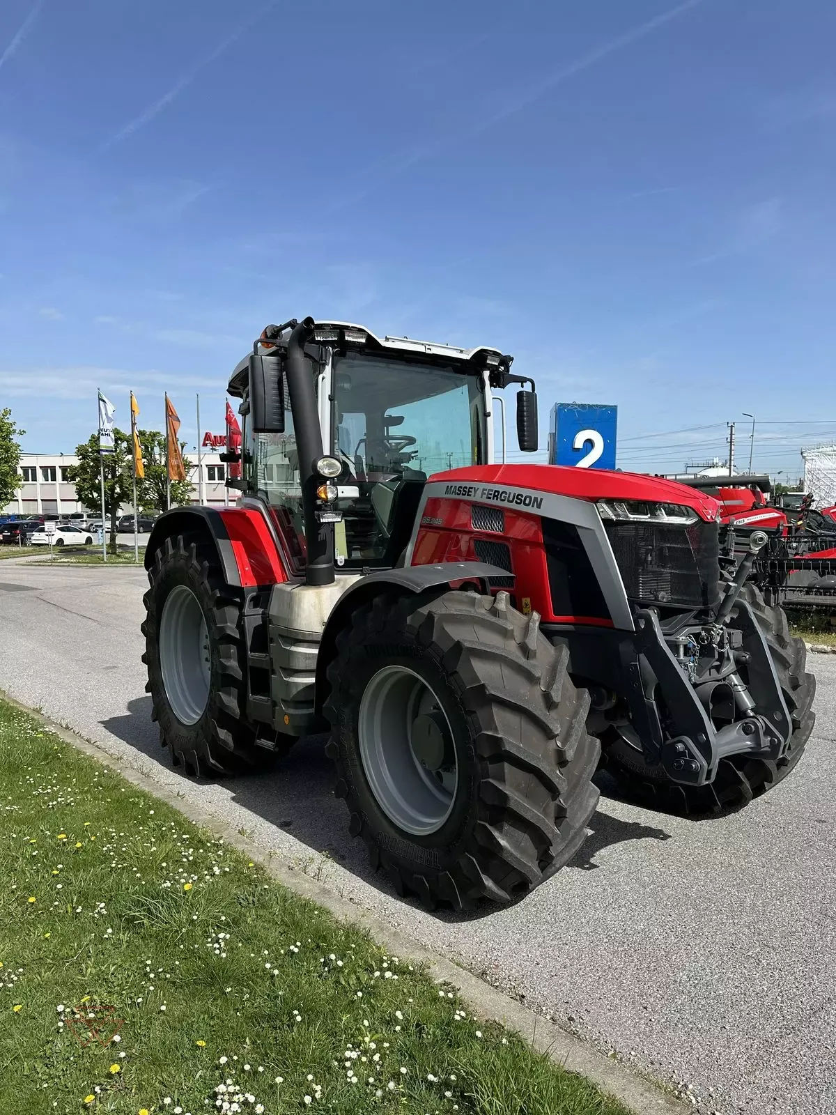 E-FARM: Massey Ferguson 8S.245 - Traktor - id VZ9TMDB - 149.000 € - Baujahr: 2021 - Abgelesene Motorstunden: 150,Motorleistung (PS): 245,Österreich