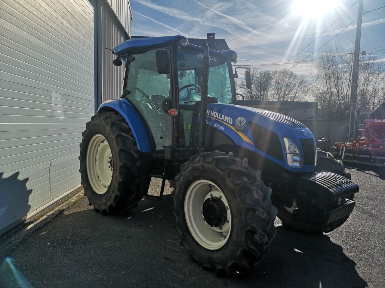 E-FARM: New Holland TD5.85 - Trattore - id X9R3XJ1 - 33.000 € - Anno di costruzione: 2014 - Ore: 3.100,Potenza del motore: 85,Francia
