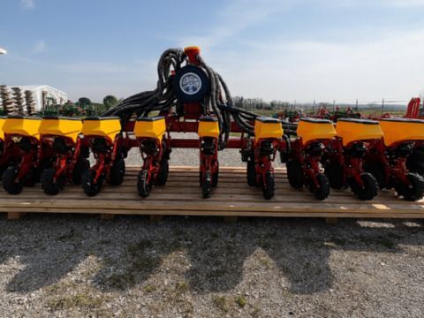 VÄDERSTAD Tempo V 8 Maszyna do siewu punktowego