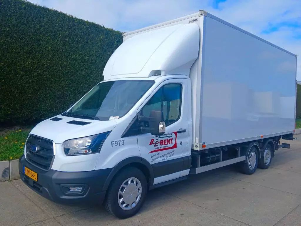 Ford transit gesloten clixtar 5,2 m. Remolque 56.000 €