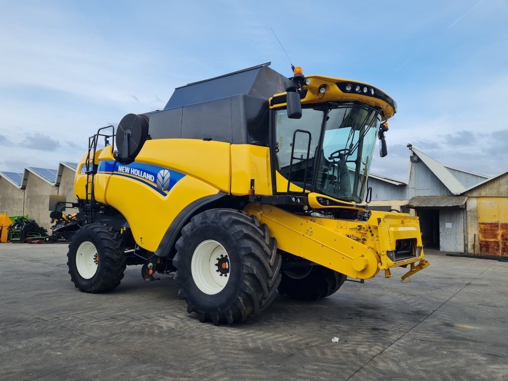 E-FARM: New Holland cx 7.90 - Moissoneuse-batteuse - id V8GCFGQ - Année: 2016 - Lecture du nombre d'heure: 1 875,France