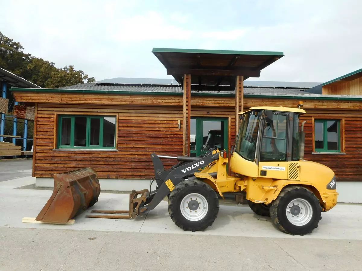 E-FARM: VOLVO l35b-z/s ( 6.650kg ) - Chargeuse sur pneus - id SKNLC6N - 19 950 € - Année: 2002 - Lecture du nombre d'heure: 8 666,Puissance du moteur (chevaux): 71,Autriche