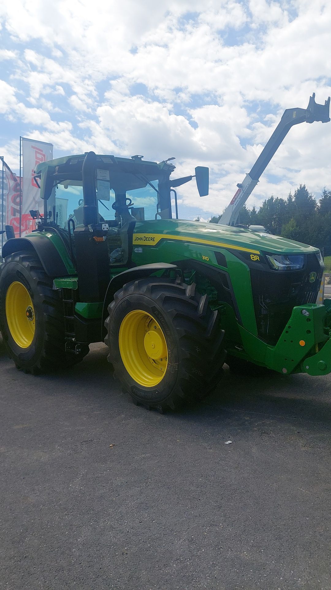 E-FARM: John Deere 8R 310 - Tracteur - id 2MWPZRB - 279 000 € - Année: 2023 - Lecture du nombre d'heure: 1,Puissance du moteur (chevaux): 344,Slovénie