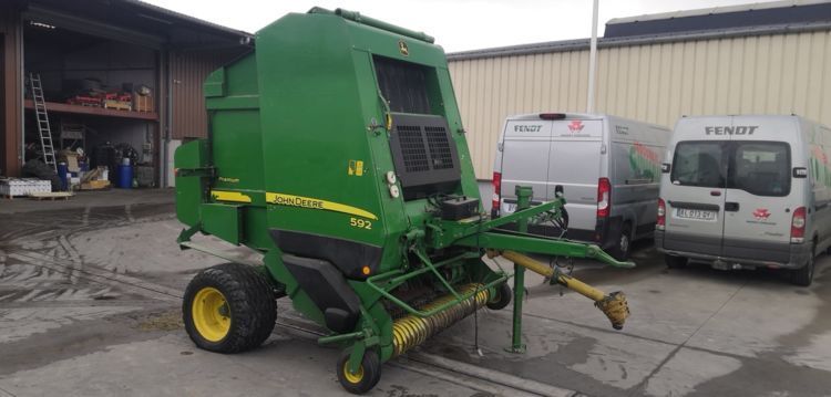 E-FARM: John Deere 592 - Presă de balotat - id Q6BAXNN - 14.000 EUR - Anul: 2005 - Numărul total de baloți produși: 17.600,Franța