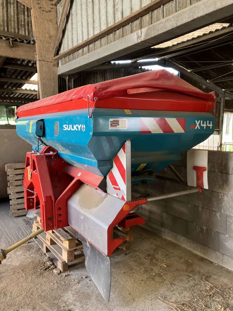 E-FARM: sulky x44 - Esparcidor de abono - id 2MWDKKY - 9500 € - Año: 2012 - Francia