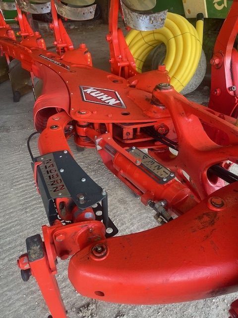 E-FARM: Kuhn varimaster l / 6 corps / roue 760 mm / roue de transport / amortisseur de tete - Charrue - id 1PWLAXI - 26 900 € - Année: 2021 - France