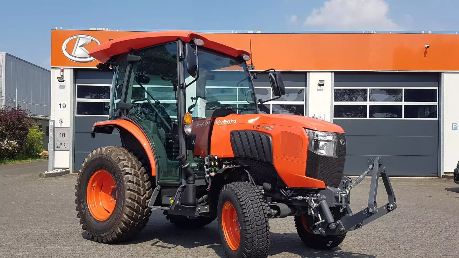 E-FARM: Kubota l2-452h cab - Traktorius - id RBJAUQE - 43 900 € - Gamybos metai: 2025 - Variklio darbo valandos: 15,Variklio galia (AG): 45,Vokietija